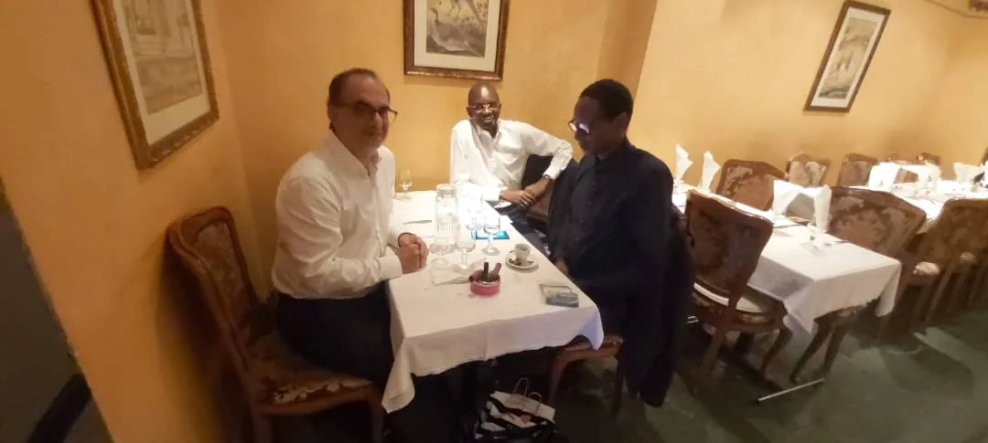 Dîner d’affaires avec des partenaires parisiens